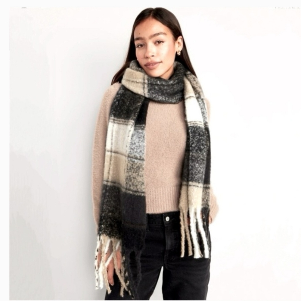WOMEN'S BLANKET SCARF WITH FRINGE DETAIL